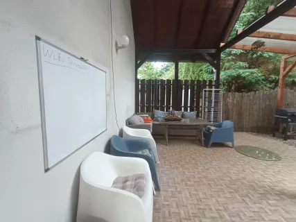 Társalkodó a teraszon